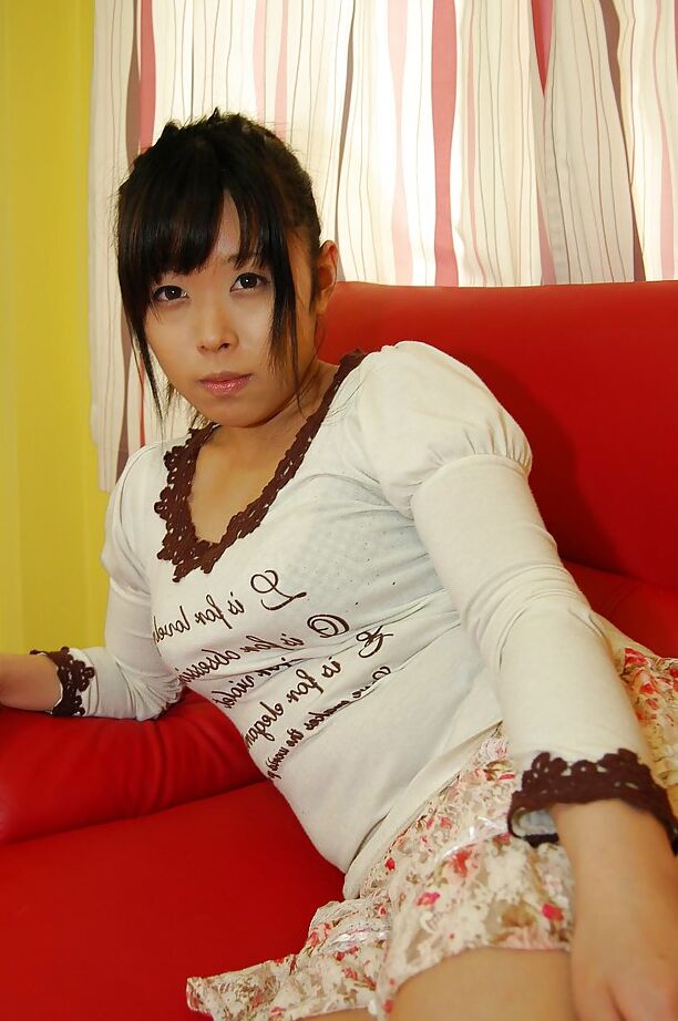 16P Sayuri Okura, une coquine asiatique, se déshabille et écarte les jambes.