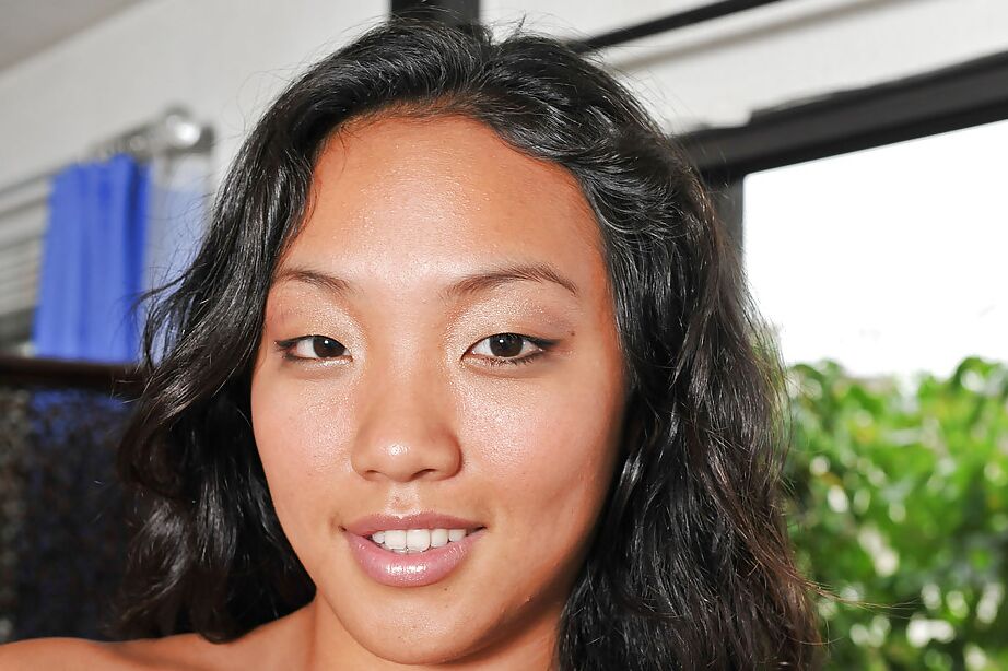16P La brune amateur Katreena taquine sa chatte asiatique en gros plan