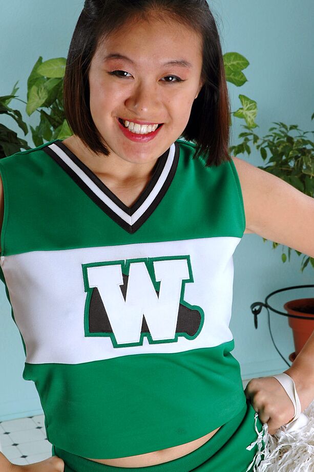 16P Pom-pom girl asiatique amateur montrant ses gros fesses et ses seins avant d'étaler son castor