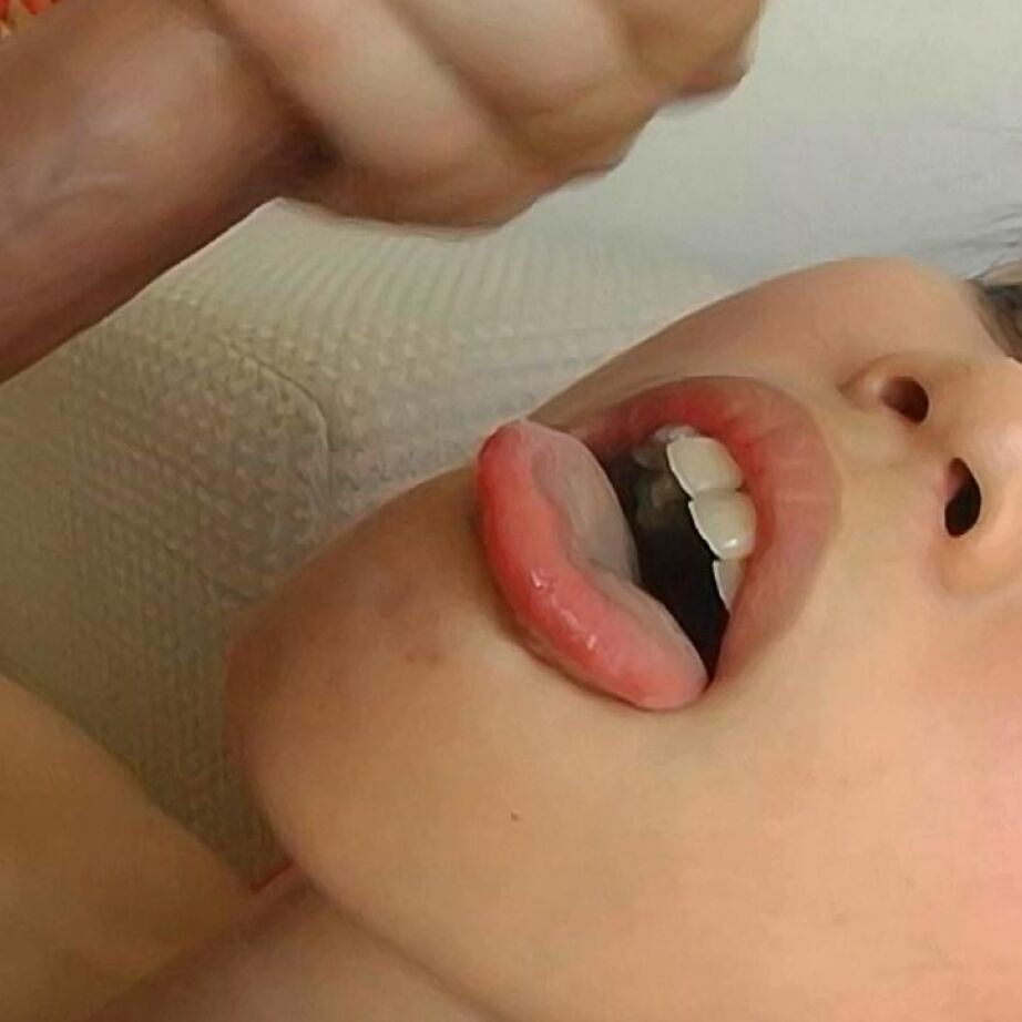 16P Une jolie fille asiatique prend une éjaculation bouche ouverte après un rapport sexuel avec un touriste