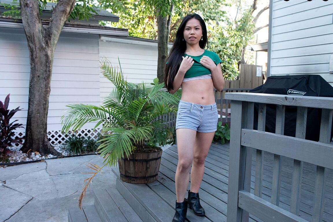 Die 16-jährige asiatische Amateurin Evie Ling zeigt draußen ihre kleinen Titten, bevor sie sich drinnen auszieht
