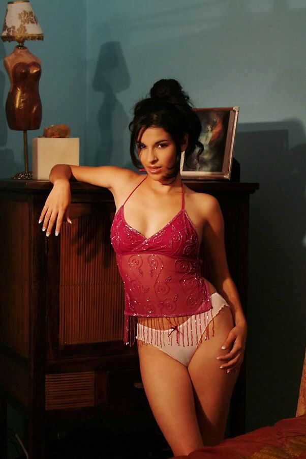16P Ariel Rose provoca seus fãs com sua fantástica bunda asiática e peitos grandes
