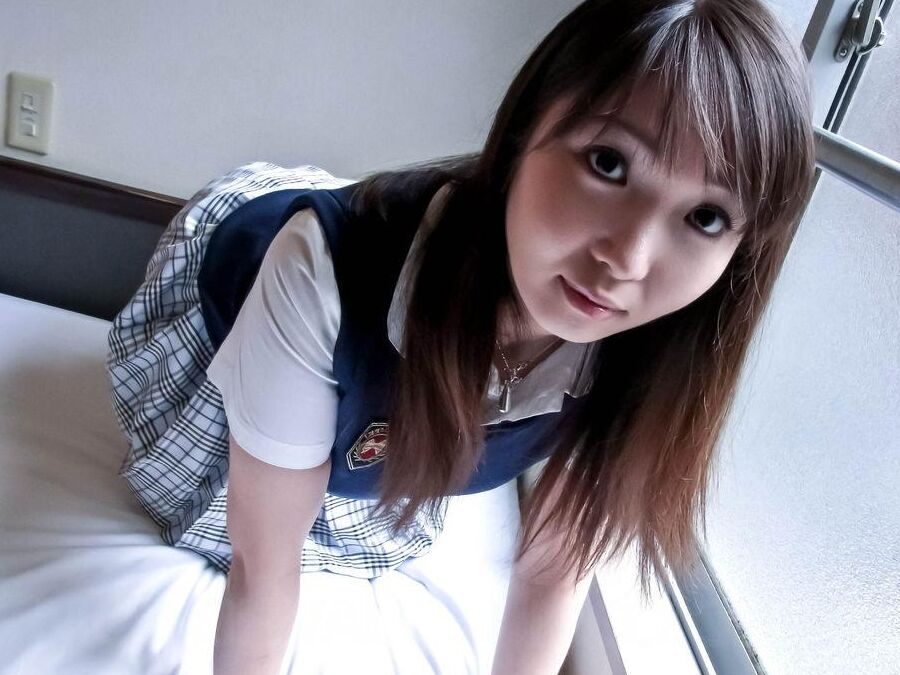 15P Haruka Ohsawa Asiático tira grandes buzinas da camisa do uniforme escolar
