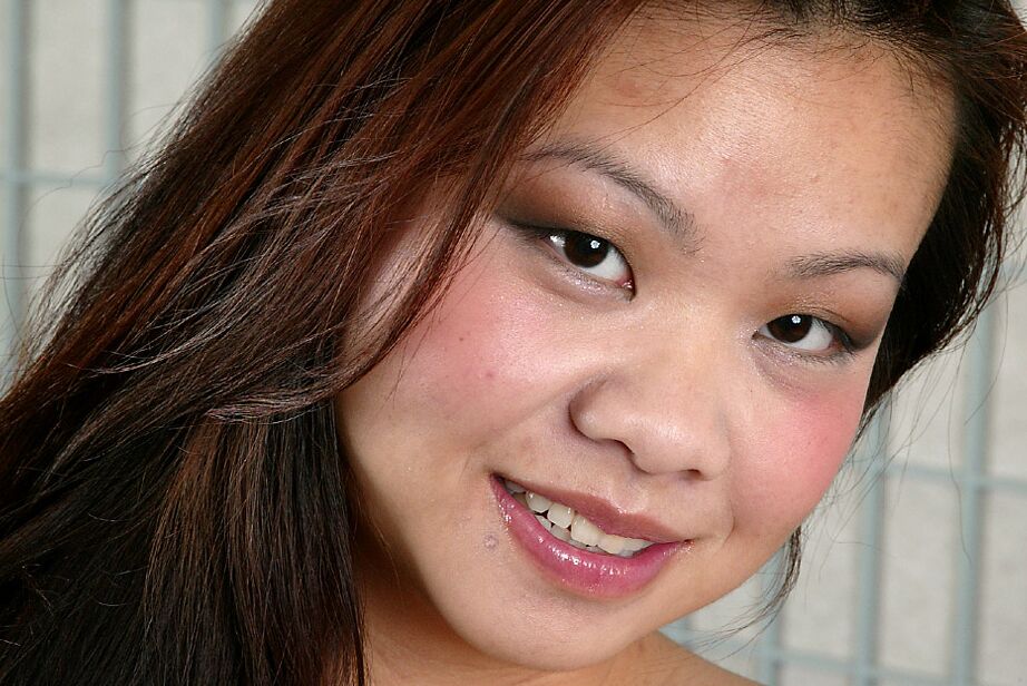16P La brune asiatique amateur Gia fait une superbe présentation de sa chatte