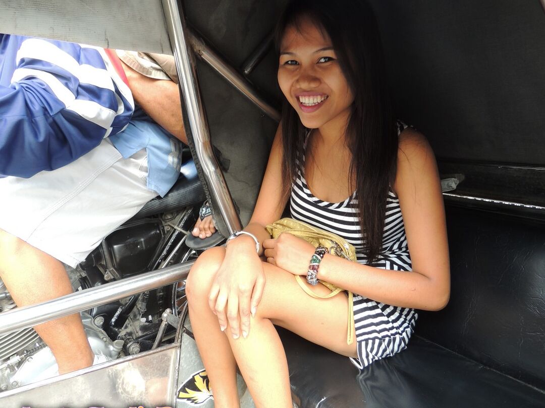 15P A gracinha filipina mostra seus seios em um quarto de motel para um turista sexual