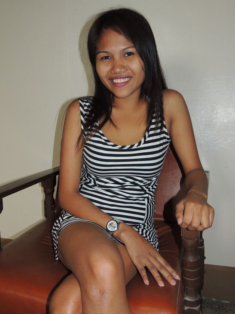 15P A gracinha filipina mostra seus seios em um quarto de motel para um turista sexual