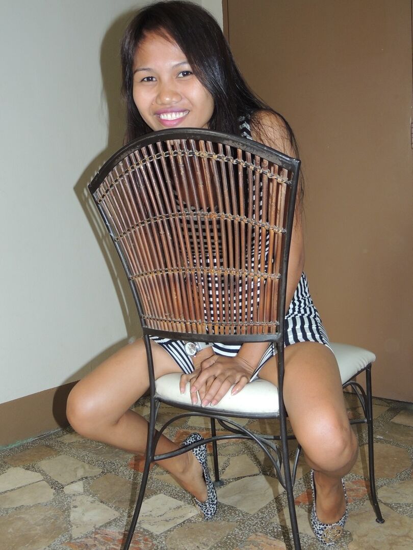 15P A gracinha filipina mostra seus seios em um quarto de motel para um turista sexual
