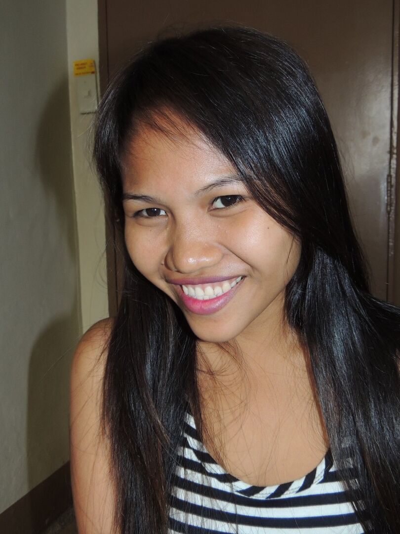 15P A gracinha filipina mostra seus seios em um quarto de motel para um turista sexual