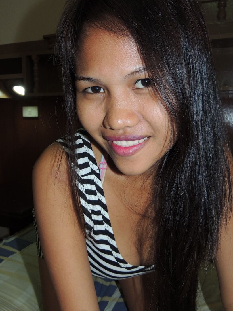 15P A gracinha filipina mostra seus seios em um quarto de motel para um turista sexual
