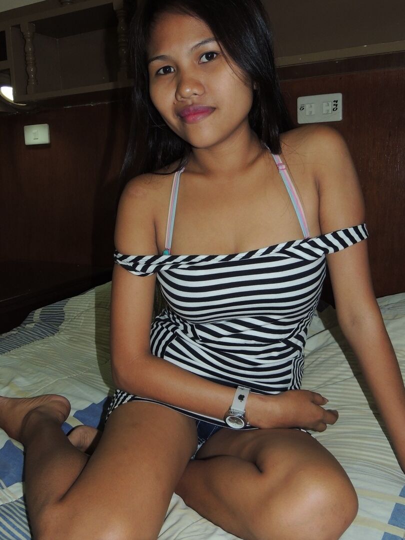 15P A gracinha filipina mostra seus seios em um quarto de motel para um turista sexual