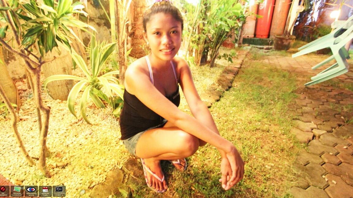 15P Pequena garota asiática abre seus peitos enormes e arbusto antes de transar com um turista sexual