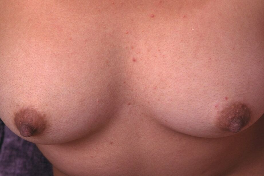 16P La modelo asiática amateur Ivy se quita el sujetador y las bragas para una foto desnuda