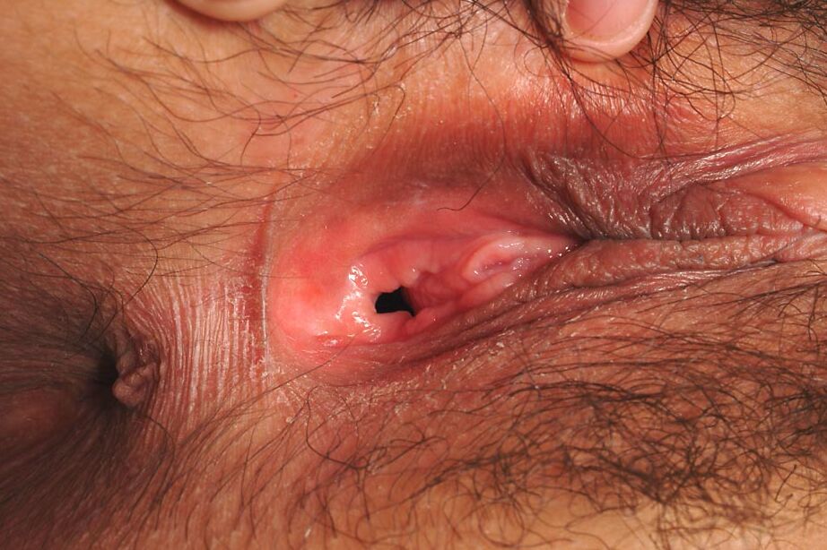 16P Asian first timer Tiffany showing off hairy muff in close up pics