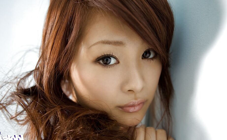 14P Das vollbusige asiatische Teenie-Babe Suzuka Ishikawa schlüpft aus ihren Dessous