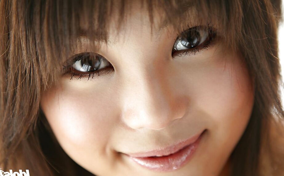 15P Das süße asiatische Babe Azumi Harusaki zieht sich aus und spreizt ihre sexy Beine