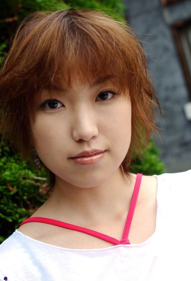 16P La pelirroja japonesa Madoka se pone una mano sobre el coño después de mostrar sus tetas