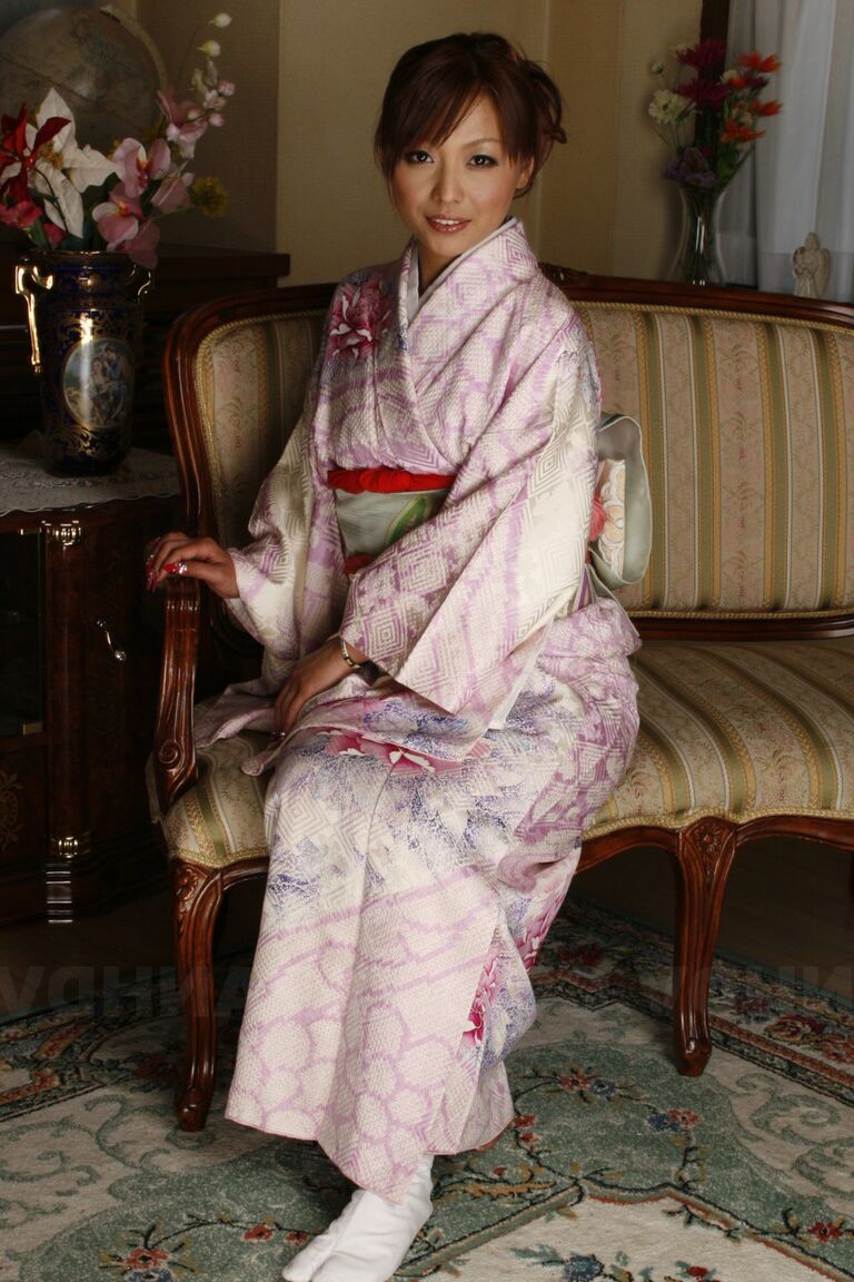 15P La guapa adolescente japonesa Kaede Moritaka se pone un traje tradicional para mostrar su arbusto