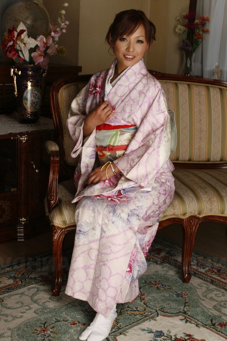 15P La guapa adolescente japonesa Kaede Moritaka se pone un traje tradicional para mostrar su arbusto