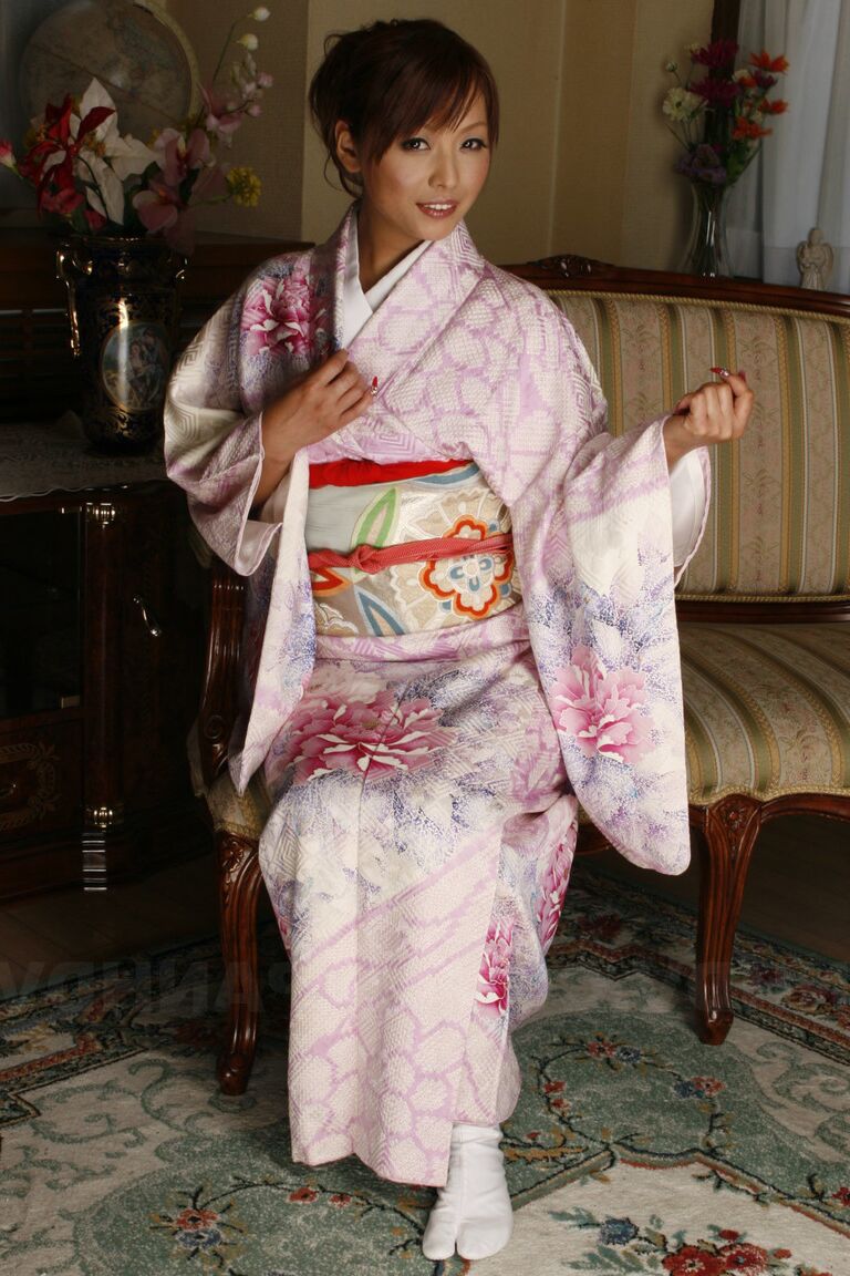 15P La guapa adolescente japonesa Kaede Moritaka se pone un traje tradicional para mostrar su arbusto