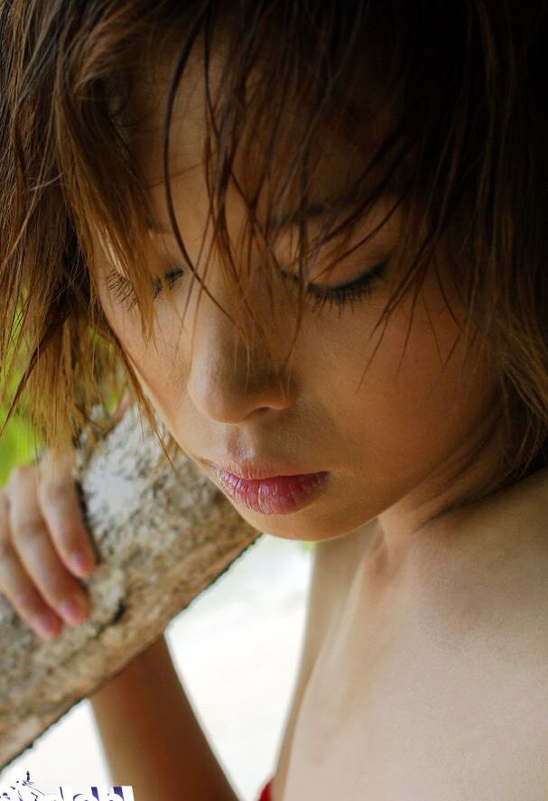 14P Grande flagra asiática gata com bunda gostosa Minami Aikawa se despindo ao ar livre