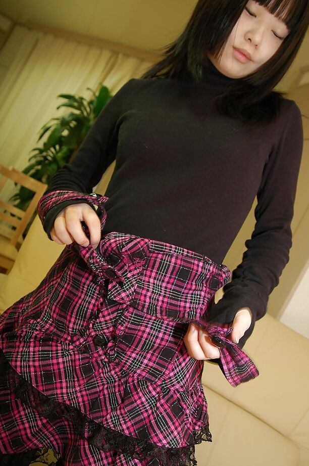 16P La juguetona colegiala asiática Rio Takei deshaciéndose de su ropa