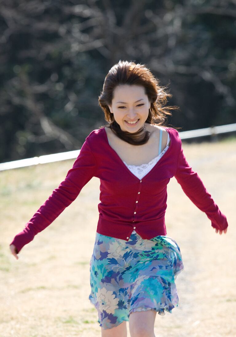 16P A linda japonesa Maiko Kazano descobre seus peitos lindos enquanto fica nua