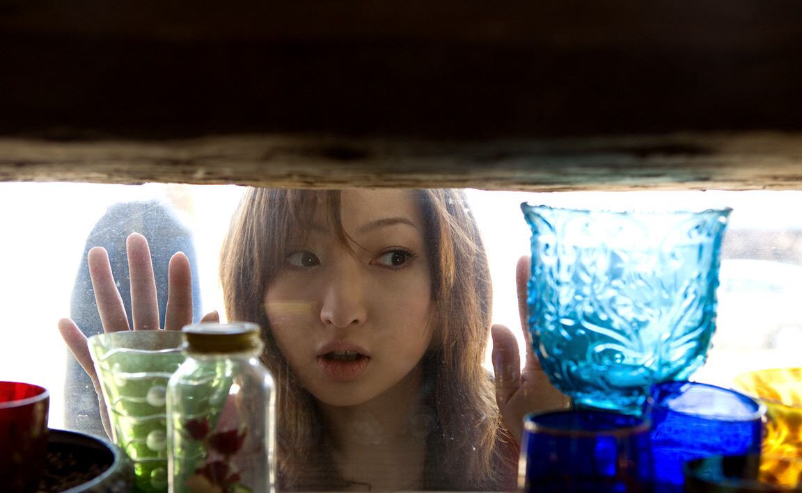 16P A linda japonesa Maiko Kazano descobre seus peitos lindos enquanto fica nua