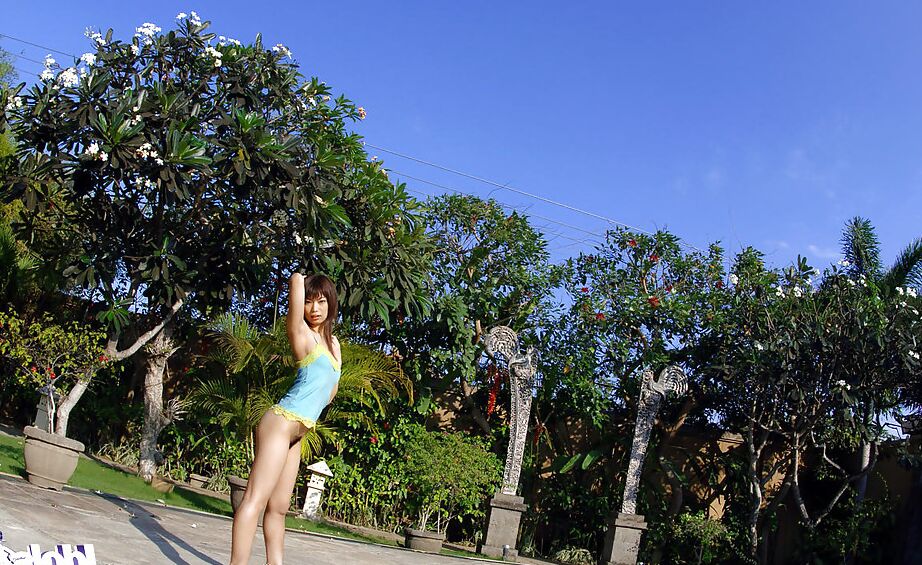 La alumna asiática 16P Hikari Hino revelando sus pechos perfectos y su coño peludo al aire libre