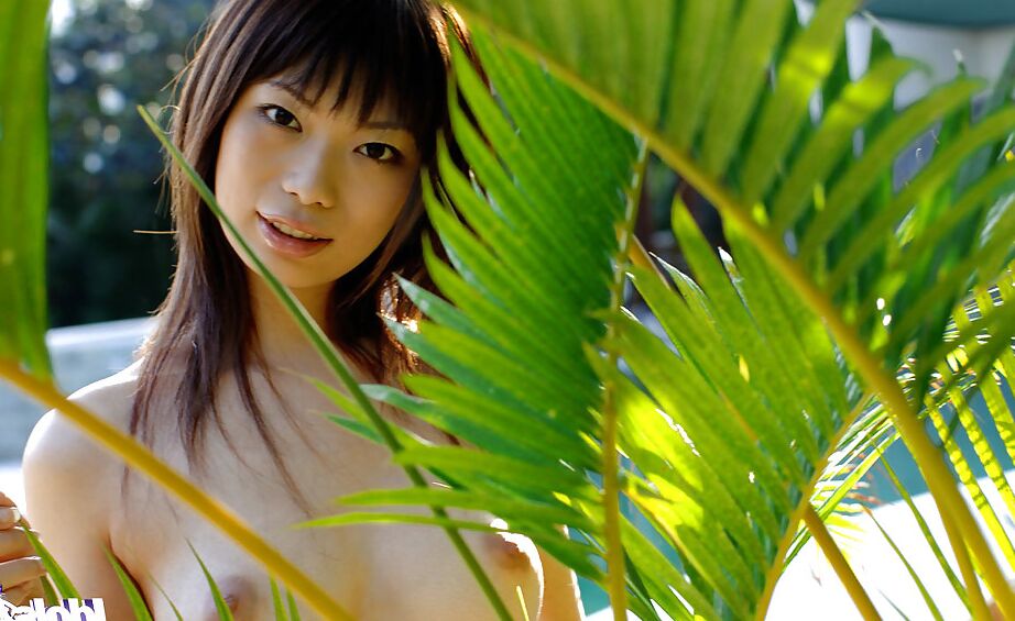 La alumna asiática 16P Hikari Hino revelando sus pechos perfectos y su coño peludo al aire libre
