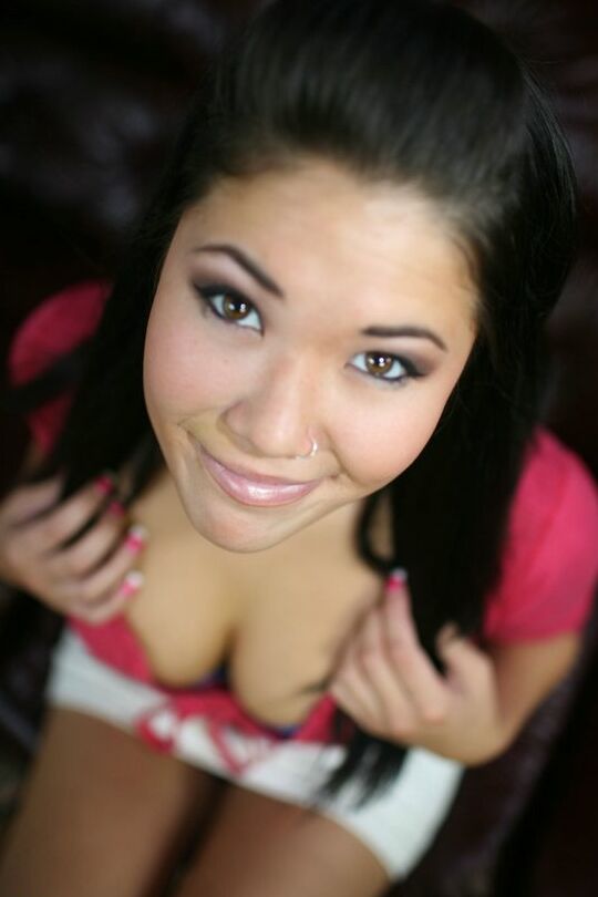 La asiática 16P London Keyes luce un collar de perlas después de una mamada POV desnuda
