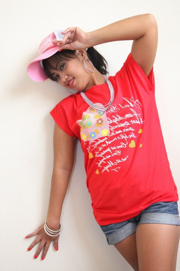 21P Sexy Filipina Charm enthüllt ihre leckere Fotze und posiert in einem roten T-Shirt