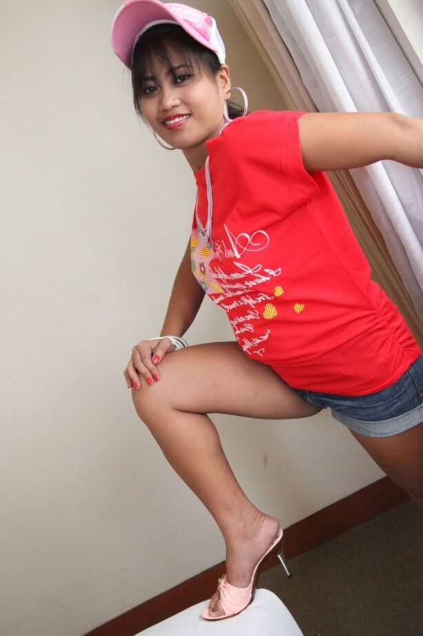 21P Sexy Filipina Charm enthüllt ihre leckere Fotze und posiert in einem roten T-Shirt