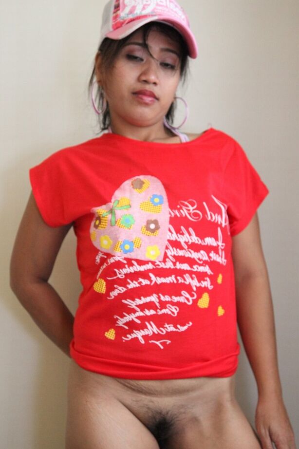 21P Sexy Filipina Charm enthüllt ihre leckere Fotze und posiert in einem roten T-Shirt