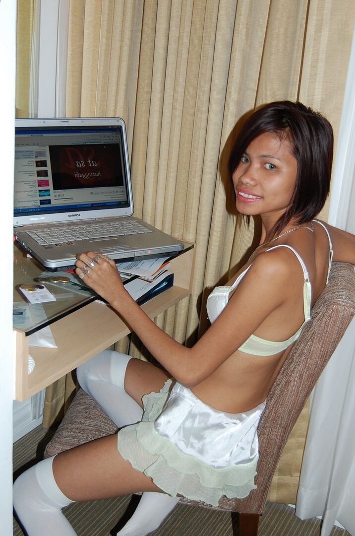 15P Filipina amadora Naomi mostra sua buceta rosa antes de chupar um turista sexual