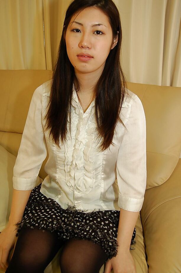 16P Ado asiatique timide se déshabille et expose sa fente poilue en gros plan