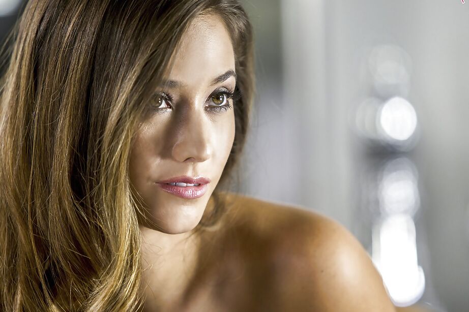 La estrella porno 16P Eva Lovia posando sola en sexy medias de nailon negras y lencería