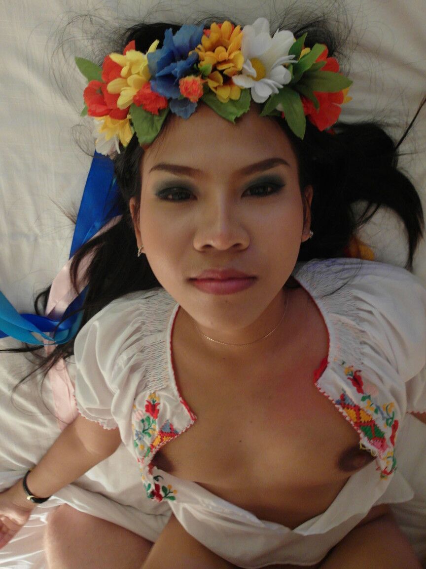 15P La asiática Aziza reemplaza las flores en su cabeza con semen en su coño