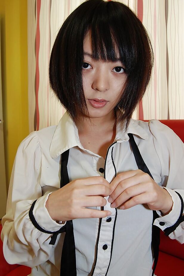 16P A atrevida adolescente asiática Haruka Okubo fica nua e se diverte dedilhando a buceta
