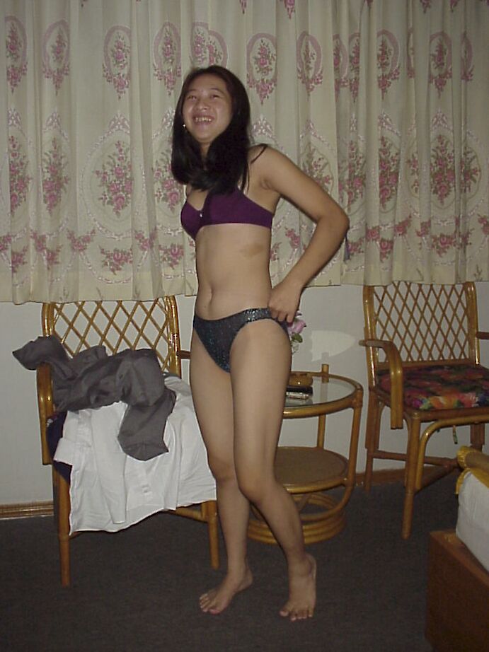 16P いたずらなアジア人美女は愛撫するのが好きな毛深いスナッチを持っています