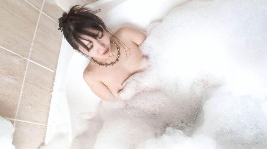15P Haruka Oosawa Asian tem buceta debaixo do chuveiro até entrar na banheira