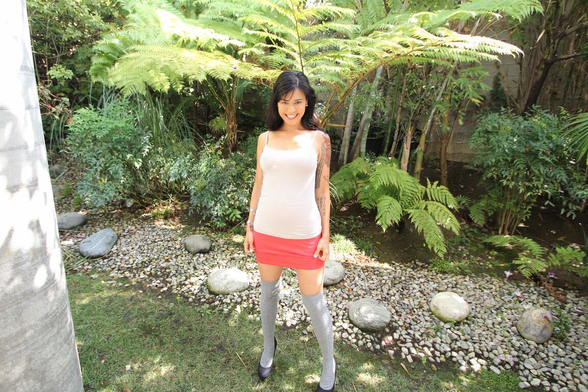 19P La jovencita de pelo oscuro Dana Vespoli muestra sus tetas medianas y su precioso culo