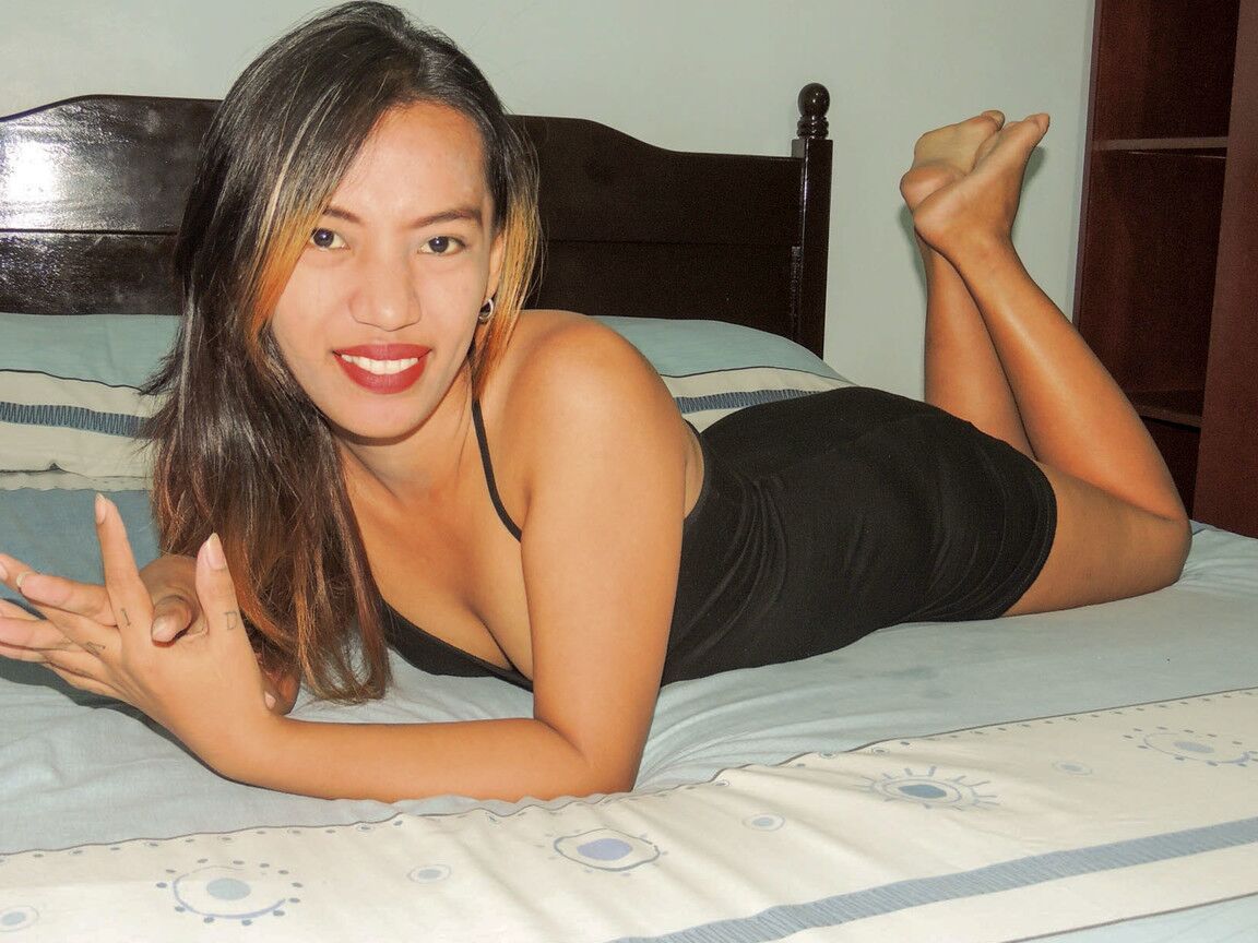 16P Chica obscena y tatuada deja que un turista se folle su estrecho coño