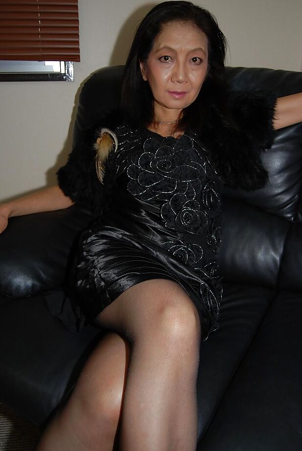 16P Linda morena asiática madura Setsuko tirando a roupa de seu corpo doce