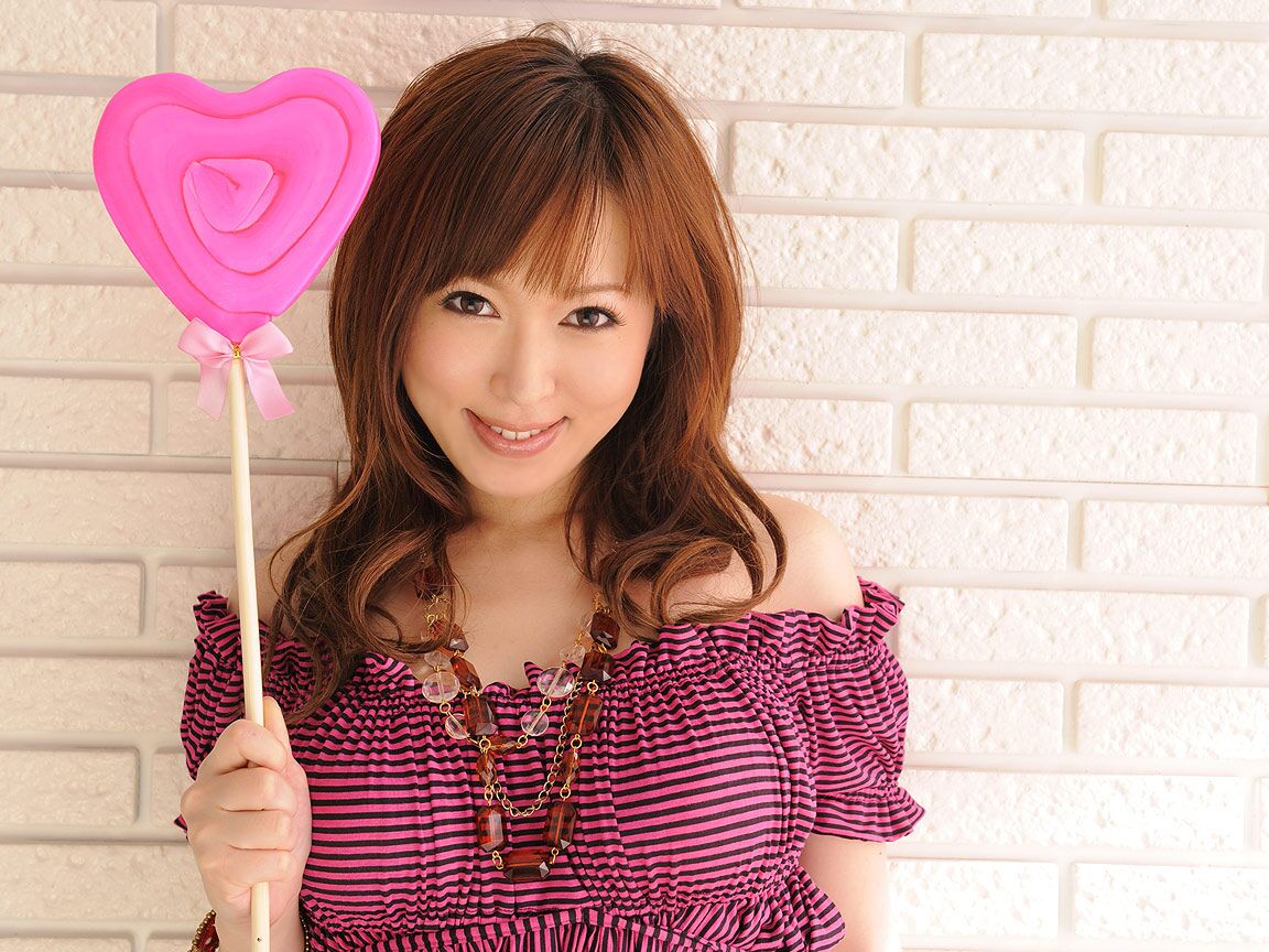 12P A bela japonesa Sayaka Tsuji tirando o sutiã rosa e sendo fodida