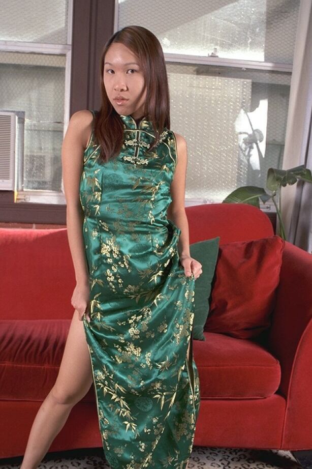 16P A linda modelo japonesa Bee tira seu lindo vestido verde