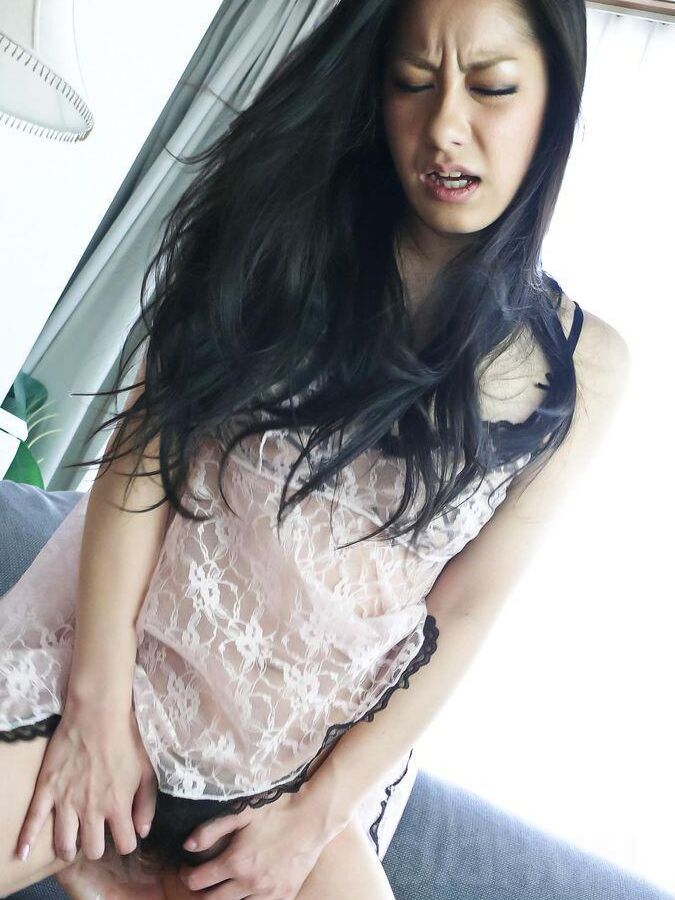 15P La guapa japonesa Ishiguro Kyoka jugó con lencería blanca