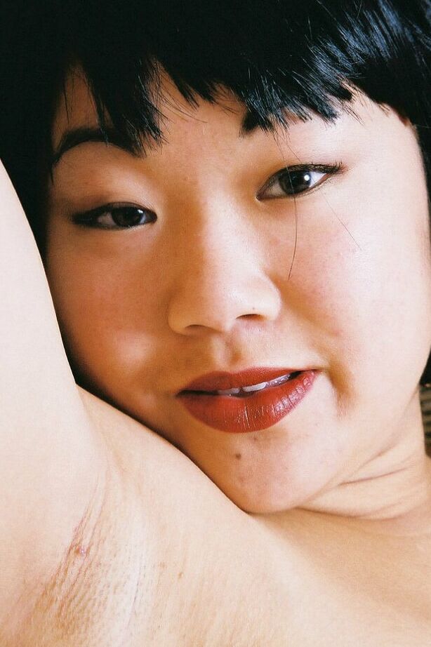 16P Solo Asian babe Junko remove meia-calça para revelar buceta amadora peluda