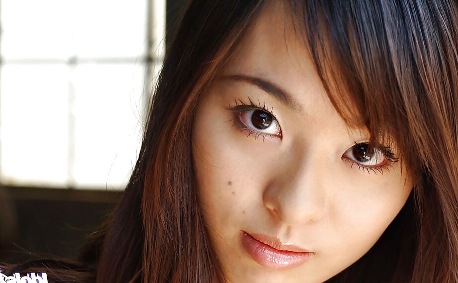 16P La adolescente asiática Hikaru Koto descubre sus pequeñas tetas y se quita las bragas