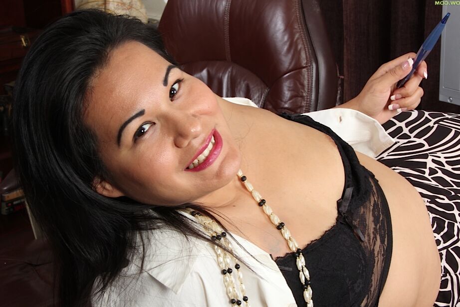 16P Madura com corpo gordo Susie Jhonson está posando e se masturbando!