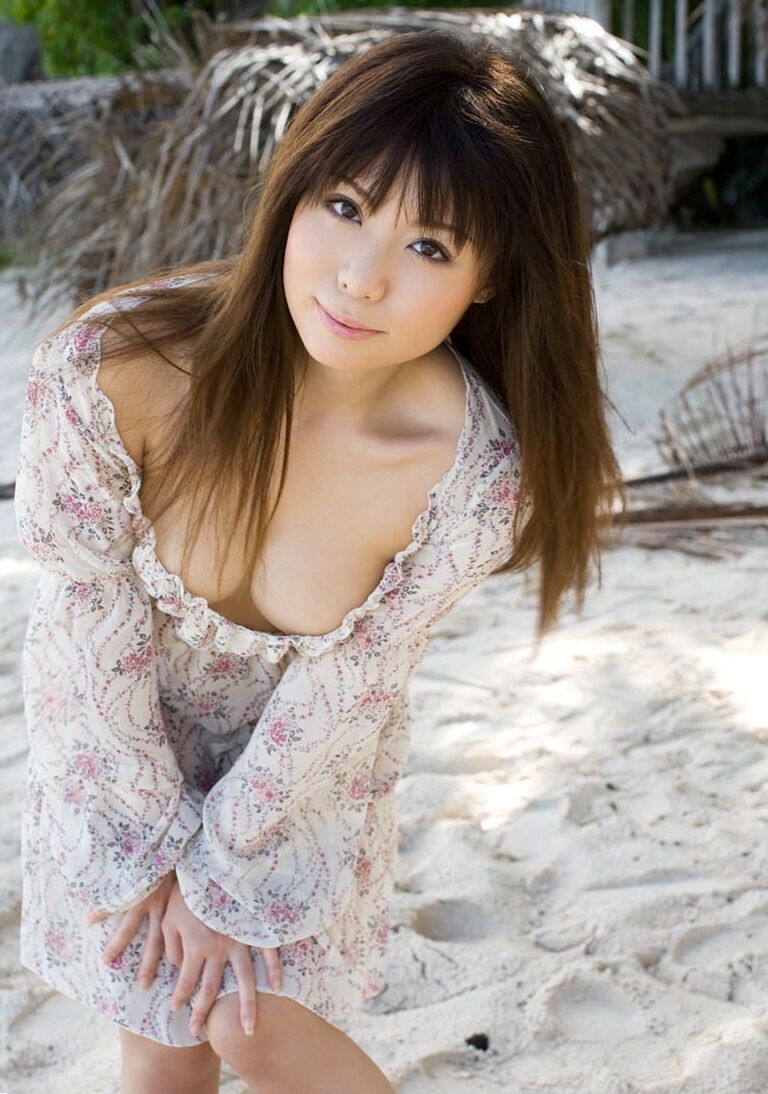 16P A garota japonesa sexy Aya Hirai fica nua em uma praia tropical durante ação solo